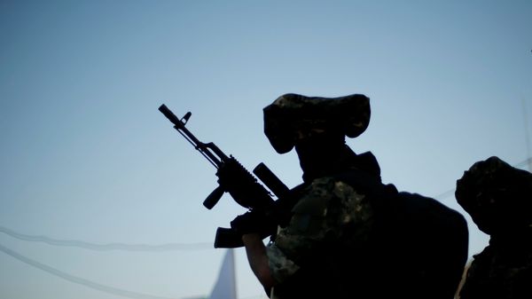 A Palestinian Islamic Jihad militant attends a military parade in Gaza A Palestinian Islamic Jihad militant attends a military parade in Gaza - Sputnik Mundo