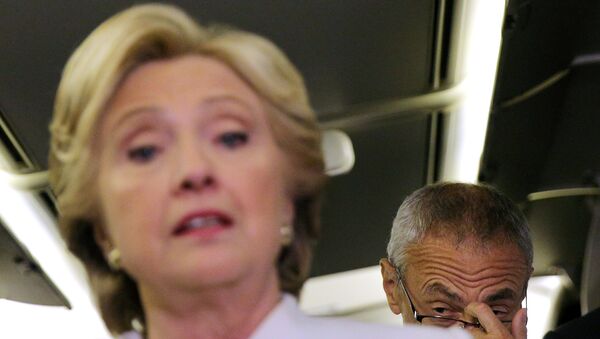 La candidata demócrata, Hillary Clinton, y el jefe de la campaña, John Podesta La candidata demócrata, Hillary Clinton, y el jefe de la campaña, John Podesta - Sputnik Mundo