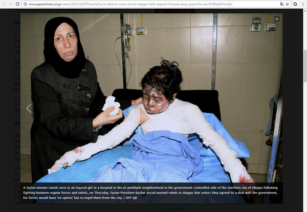 Imagen de la niña y su madre en artículo de The Japan Times cuya descripción original alega que la niña fue víctima de los combates entre fuerzas gubernamentales e insurgentes - Sputnik Mundo