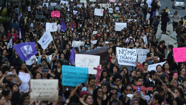 Multitudinaria marcha en Buenos Aires contra la violencia de género - Sputnik Mundo