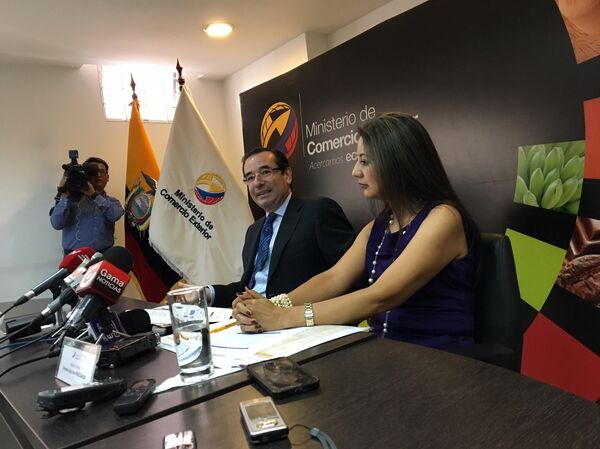 El ministro de Comercio Exterior, Juan Carlos Cassinelli, y la titular del Instituto de Promoción de Inversiones y Exportaciones ProEcuador. - Sputnik Mundo