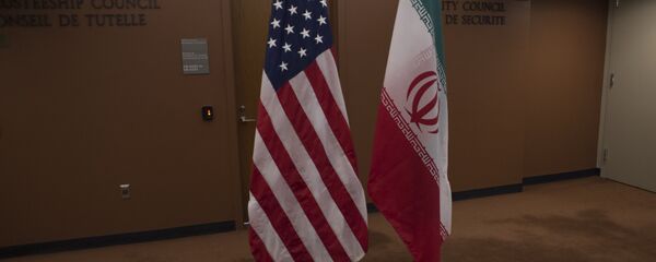 The US (L) and Iranian flags await the arrival of US Secretary of State John Kerry and Iran's Foreign Minister Mohammad Javad Zarif before the leaders meeting - Sputnik Mundo