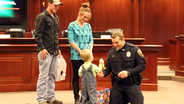 Conmovedor vídeo muestra cómo un policía reaviva a un niño - Sputnik Mundo