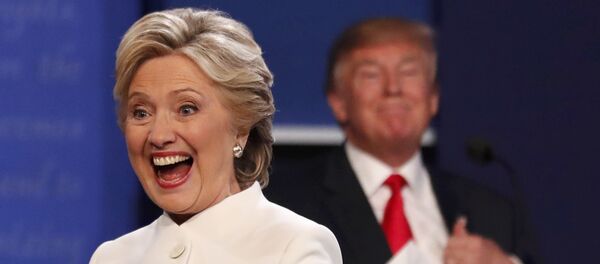 Democratic U.S. presidential nominee Hillary Clinton smiles at a member of the audience as she walks off the debate stage as Republican U.S. presidential nominee Donald Trump remains at his podium after the conclusion of their third and final 2016 presidential campaign debate at UNLV in Las Vegas, Nevada, U.S., October 19, 2016 - Sputnik Mundo