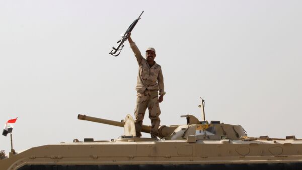 Member of Iraqi security forces gestures as a convoy advances on the outskirts of Mosul, to fight against Islamic State militants, in Kirkuk - Sputnik Mundo