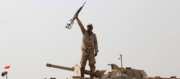Member of Iraqi security forces gestures as a convoy advances on the outskirts of Mosul, to fight against Islamic State militants, in Kirkuk - Sputnik Mundo