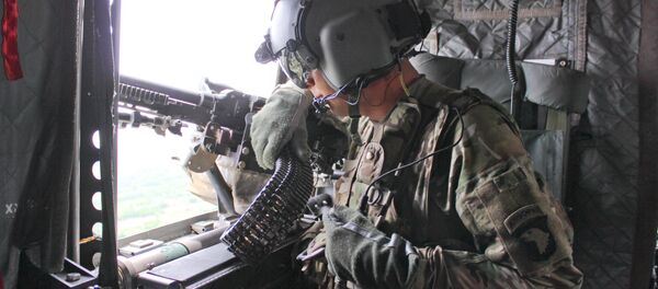 A U.S. Army crew chief, assigned to 101st Combat Aviation Brigade, 101st Airborne Division (Air Assault) - Sputnik Mundo