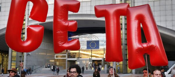 Una manifestación contra el CETA en Bruselas, Bélgica - Sputnik Mundo