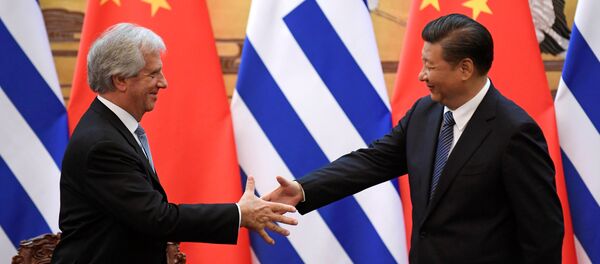 Uruguay's President Tabare Vazquez shakes hands with Chinese President Xi Jinping during a signing ceremony at the Great Hall of the People in Beijing Uruguay's President Tabare Vazquez shakes hands with Chinese President Xi Jinping during a signing ceremony at the Great Hall of the People in Beijing - Sputnik Mundo