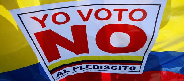 Manifestantes gritan Yo voto NO protestando contra el acuerdo de paz entre el Gobierno colombiano y las FARC - Sputnik Mundo