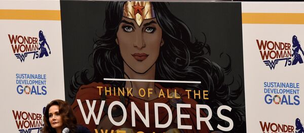 La actriz Lynda Carter durante la ceremonia del nombramiento del personaje Mujer Maravilla como la nueva embajadora honoraria de la ONU para el empoderamiento de las mujeres y las niñas - Sputnik Mundo