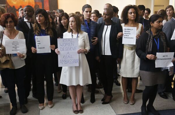 Empleados de la ONU protestan contra la designación de la Mujer Maravilla como la nueva embajadora honoraria de la organización para el empoderamiento de las mujeres y las niñas - Sputnik Mundo