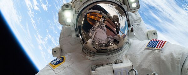 Astronauta en el espacio - Sputnik Mundo