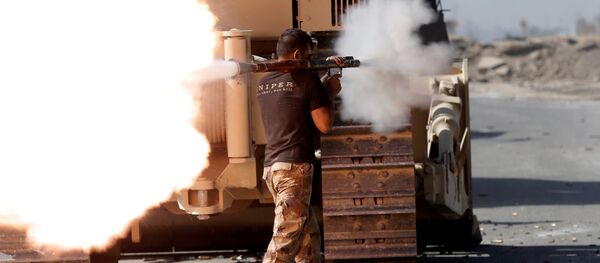 Soldado iraquí realiza un ataque contra Daesh en Mosul - Sputnik Mundo