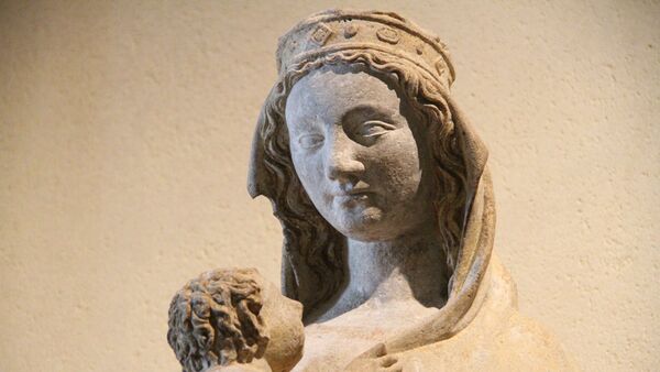 Una escultura del niño Jesús y la Virgen María Una escultura del niño Jesús y la Virgen María - Sputnik Mundo