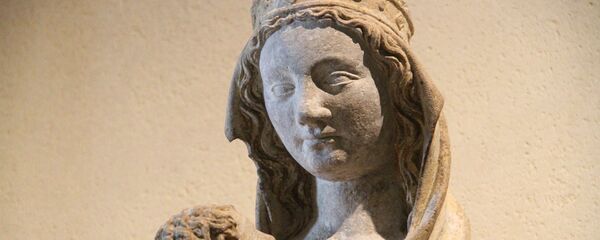 Una escultura del niño Jesús y la Virgen María Una escultura del niño Jesús y la Virgen María - Sputnik Mundo