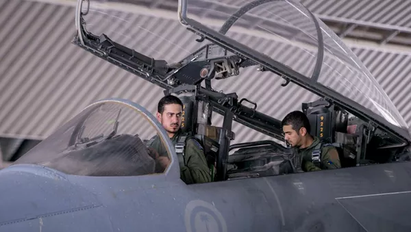 FILE - In this file photo released Sept. 24, 2014 by the official Saudi Press Agency, Saudi pilots sits in the cockpit of a fighter jet as part of US-led coalition airstrikes on Islamic State militants and other targets in Syria, in Saudi Arabia - Sputnik Mundo