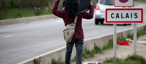 Un refugiado en Calais, Francia - Sputnik Mundo