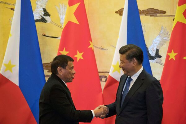Rodrigo Duterte, presidente de Filipinas, y Xi Jinping, presidente de China - Sputnik Mundo