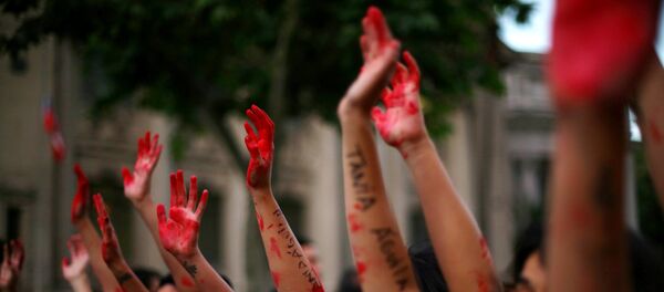 Demonstrators rise their painted hands during a peaceful march against gender violence in Santiago, Chile, October 19, 2016. REUTERS/Ivan Alvarado - Sputnik Mundo