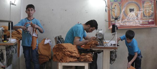 Refugiados sirios trabajan en una taller en la ciudad turca de Gaziantep (archivo) - Sputnik Mundo