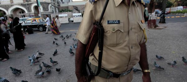 An Indian policeman patrols outside the Taj Mahal hotel in Mumbai An Indian policeman patrols outside the Taj Mahal hotel in Mumbai - Sputnik Mundo