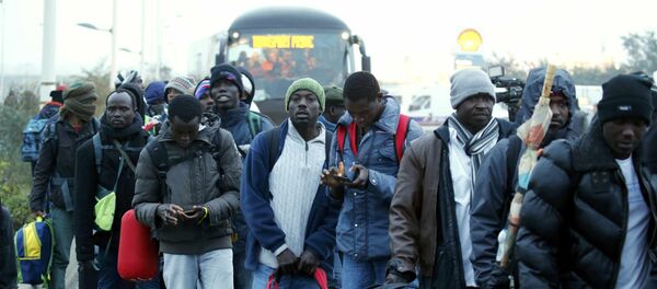 Los refugiados antes del inicio de la evacuación del campo de refugiados en Calais - Sputnik Mundo