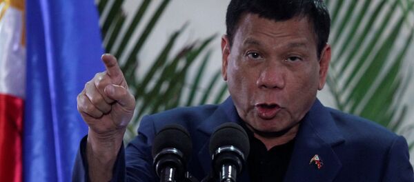 Philippine President Rodrigo Duterte interacts with reporters during a news conference upon his arrival from a four-day state visit in China at the Davao International Airport in Davao city - Sputnik Mundo