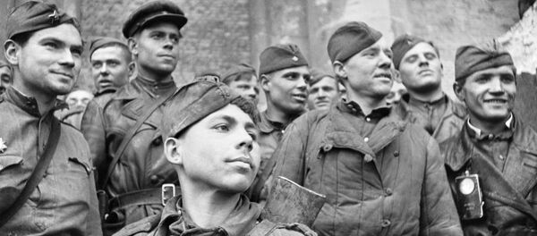 Soldados del Ejército Rojo que asaltaron el Reichstag, en Berlín - Sputnik Mundo