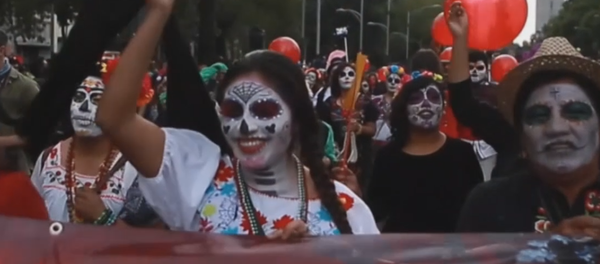 Marcha del Día de los Muertos en México - Sputnik Mundo
