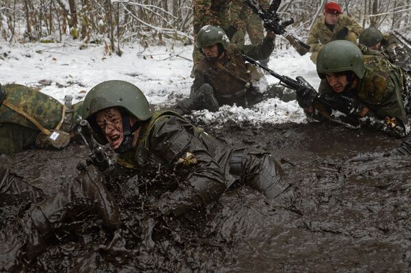 Los soldados de las divisiones especiales del Servicio Federal de la Guardia Nacional de Rusia durante las pruebas - Sputnik Mundo