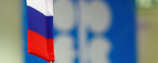 La bandera de Rusia y el logo de OPEP - Sputnik Mundo