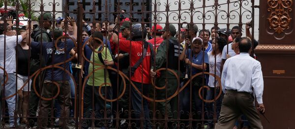 Seguidores de Nicolás Maduro, presidente venezolano, enfrente de la Asamblea Nacional - Sputnik Mundo