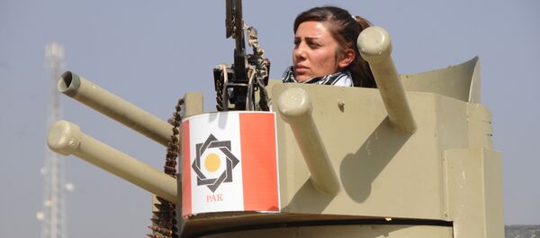 Una combatiente de la unidad femenina de los Peshmerga - Sputnik Mundo