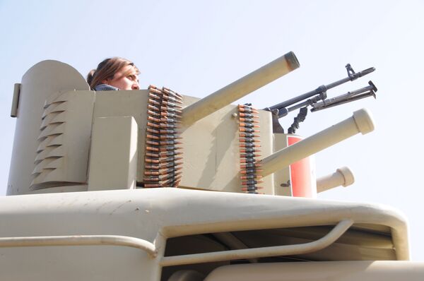 Una combatiente de la unidad femenina de los Peshmerga  - Sputnik Mundo