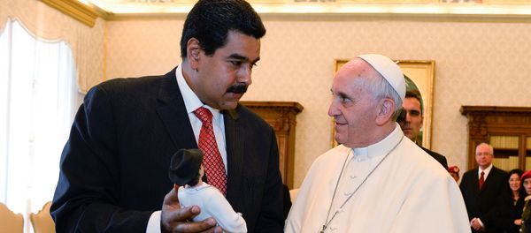 Pope Francis (R) and Venezuelan President Nicolas Maduro exchange gifts during a private audience in the pontiff's library on June 17, 2013 at the Vatican. Pope Francis (R) and Venezuelan President Nicolas Maduro exchange gifts during a private audience in the pontiff's library on June 17, 2013 at the Vatican. - Sputnik Mundo