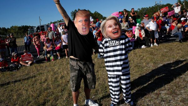 Craig Wendel dresses as Republican U.S. presidential nominee Donald Trump and his wife Jill Wendel wears a Hillary Clinton mask as they support Trump at a campaign rally in Naples, Florida, U.S. October 23, 2016 - Sputnik Mundo