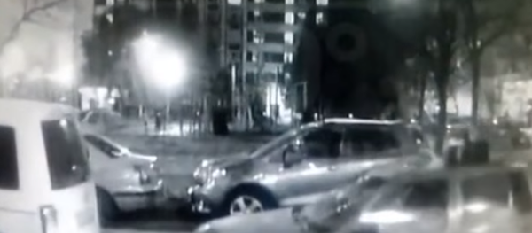 Fuerte vídeo: una joven sobrevive al caer de un piso 11 en Moscú Fuerte vídeo: una joven sobrevive al caer de un piso 11 en Moscú - Sputnik Mundo