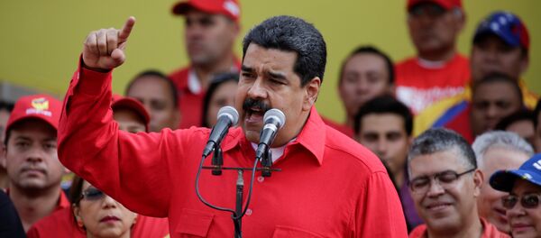 El mandatario venezolano, Nicolas Maduro, durante una intervención ante sus partidarios - Sputnik Mundo