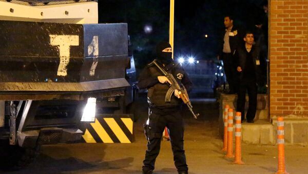 Riot police stand guard in front of the Metropolitan Municipality headquarters in the Kurdish-dominated southeastern city of Diyarbakir - Sputnik Mundo