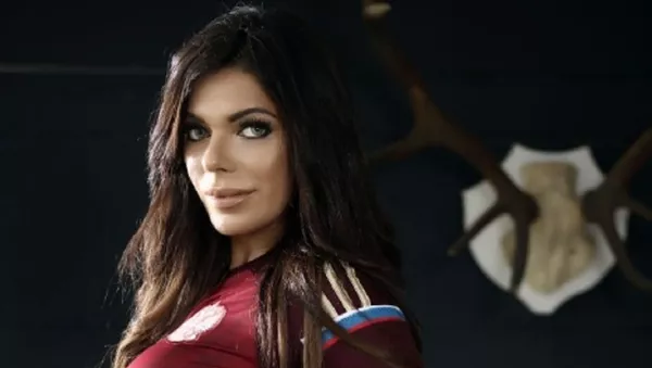 El ensayo fotográfico de Suzy Cortez en homenaje al fútbol ruso - Sputnik Mundo