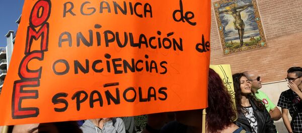 Estudiantes toman parte en una demostración en España - Sputnik Mundo