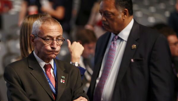 John Podesta (izda.), jefe de la campaña electoral de Hillary Clinton John Podesta (izda.), jefe de la campaña electoral de Hillary Clinton - Sputnik Mundo