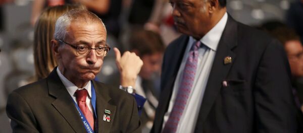 John Podesta (izda.), jefe de la campaña electoral de Hillary Clinton - Sputnik Mundo