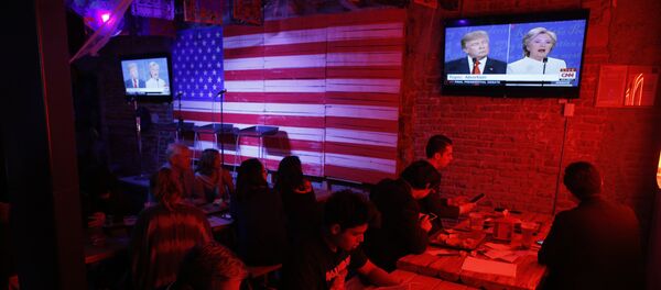 Transmisión del último debate de los candidatos presidenciales de EEUU, Donald Trump y Hillary Clinton - Sputnik Mundo
