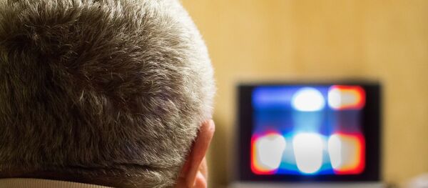 Un hombre mirando la televisión (imagen referencial) Un hombre mirando la televisión (imagen referencial) - Sputnik Mundo
