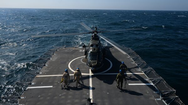 Romanian frigate Regina Maria personnel with the NATO Standing Maritime Group-2 maintain a helicoper which just landed on the heliport of the ship during a military drill on the Black Sea, 60km from Constanta city March 16, 2015 - Sputnik Mundo