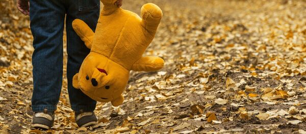 Un niño y su juguete - Sputnik Mundo