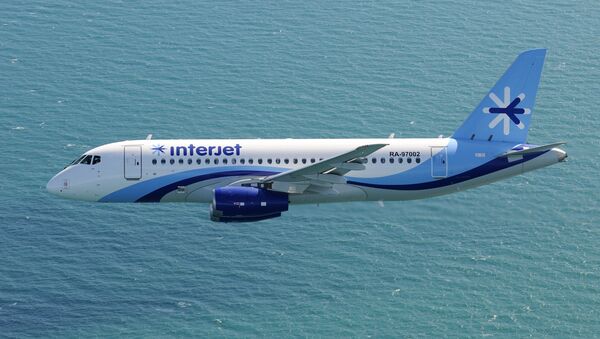 El avión SSJ-100 de la aerolínea mexicana Interjet (archivo) - Sputnik Mundo