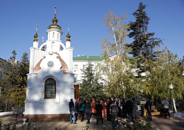 Natalia Poklónskaya acude a la apertura de una capilla en Crimea - Sputnik Mundo